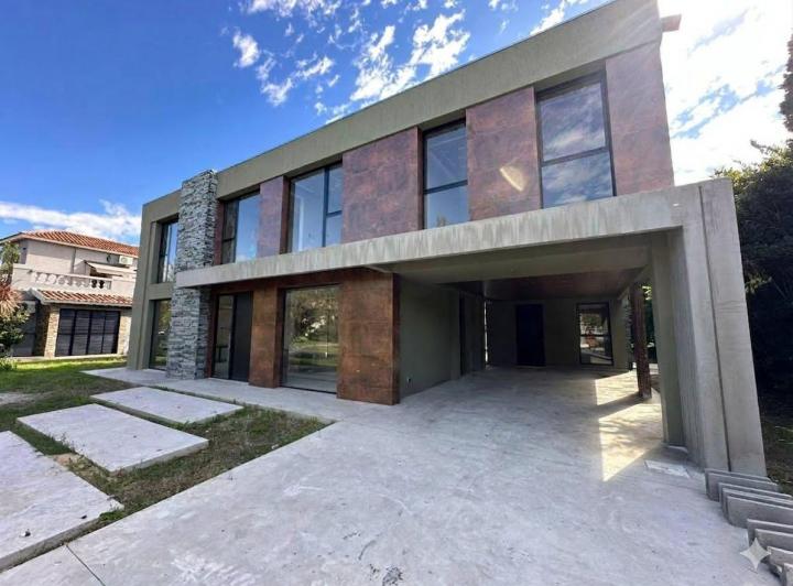 Casa · 240m² · 4 Ambientes · 8 Cocheras