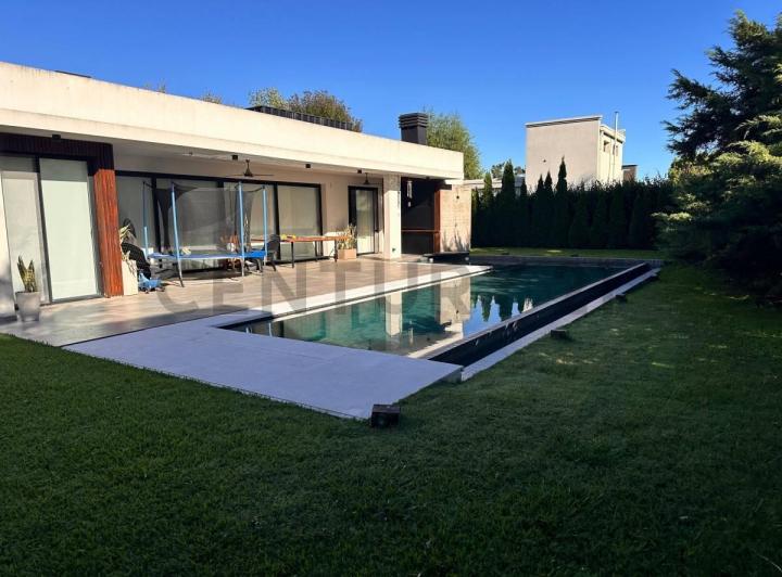 Casa · 197m² · 4 Ambientes · 2 Cocheras
