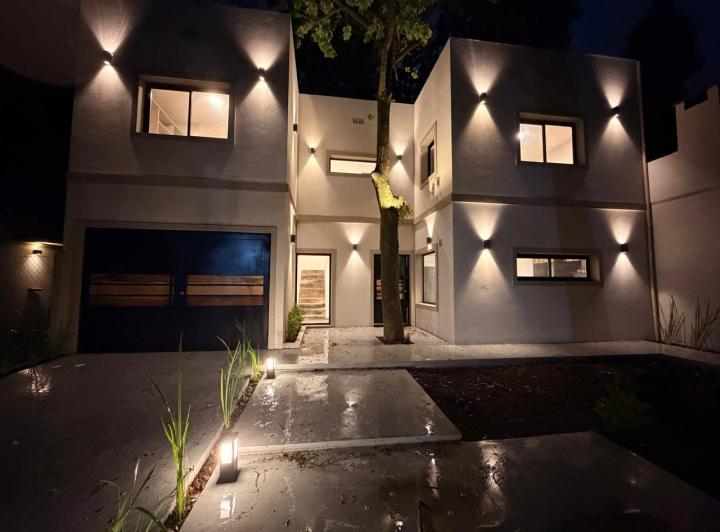 Casa · 192m² · 4 Ambientes · 2 Cocheras