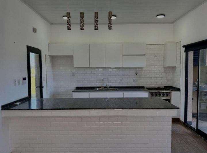 Casa · 190m² · 4 Ambientes · 1 Cochera