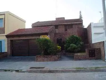 Alquiler CASA 4 dorm, pileta, quincho - sobre Jose Roque Funes - B Cerro