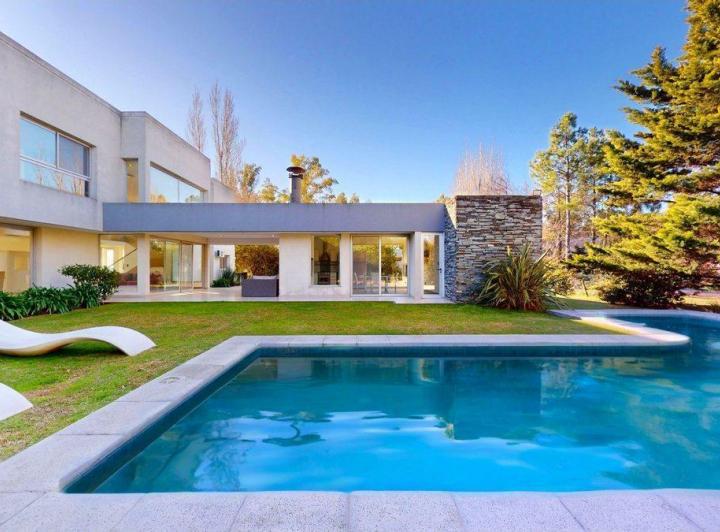 Casa · 370m² · 5 Ambientes · 2 Cocheras