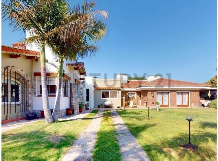 Casa · 180m² · 6 Ambientes · 3 Cocheras