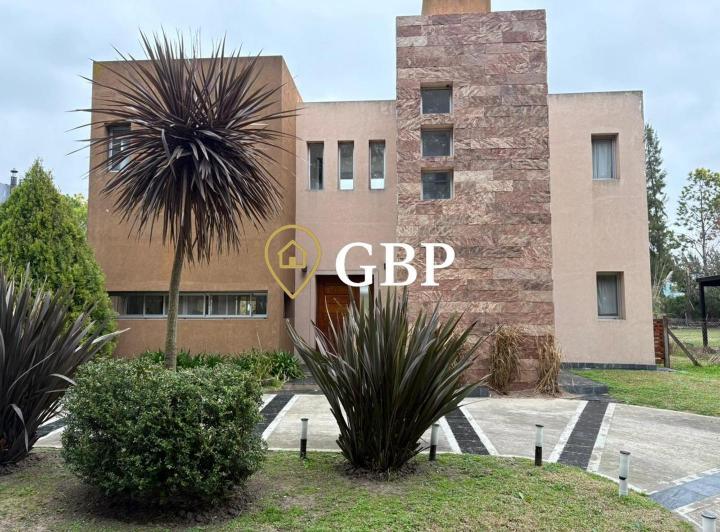 Casa · 200m² · 4 Ambientes · 2 Cocheras