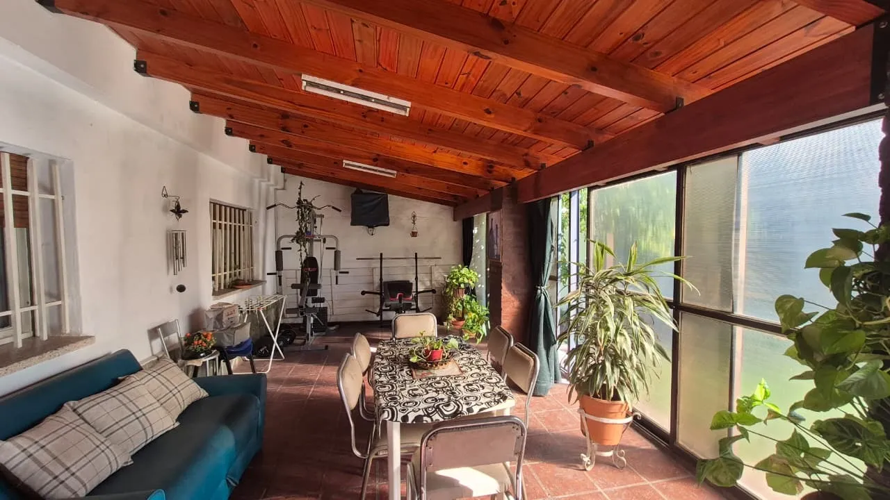 APTO CRÉDITO!  2 CASAS INDEPENDIENTES- 5 DORMITORIOS- PATIO- 2 COCHERAS