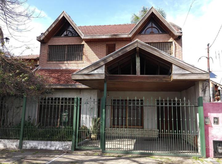 Casa · 210m² · 4 Ambientes · 1 Cochera