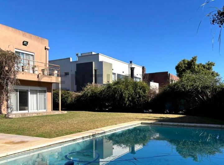 Casa · 200m² · 6 Ambientes · 2 Cocheras