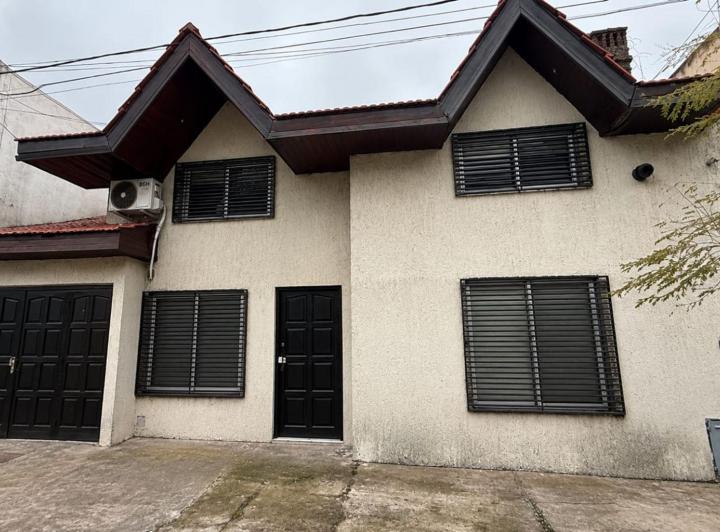 Casa · 160m² · 5 Ambientes · 1 Cochera