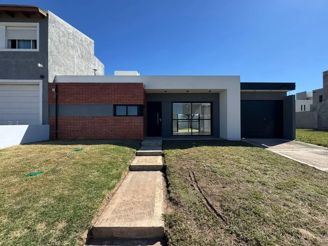 CASA CORDOBA SOLARES DE MANANTIALES 3 DORMI PATIO COCHERA SEGURIDAD VENTA
