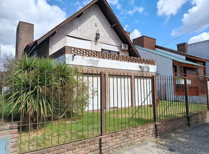Casa · 200m² · 5 Ambientes · 2 Cocheras