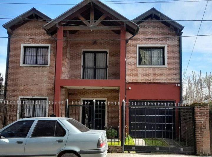 Casa · 252m² · 6 Ambientes · 1 Cochera