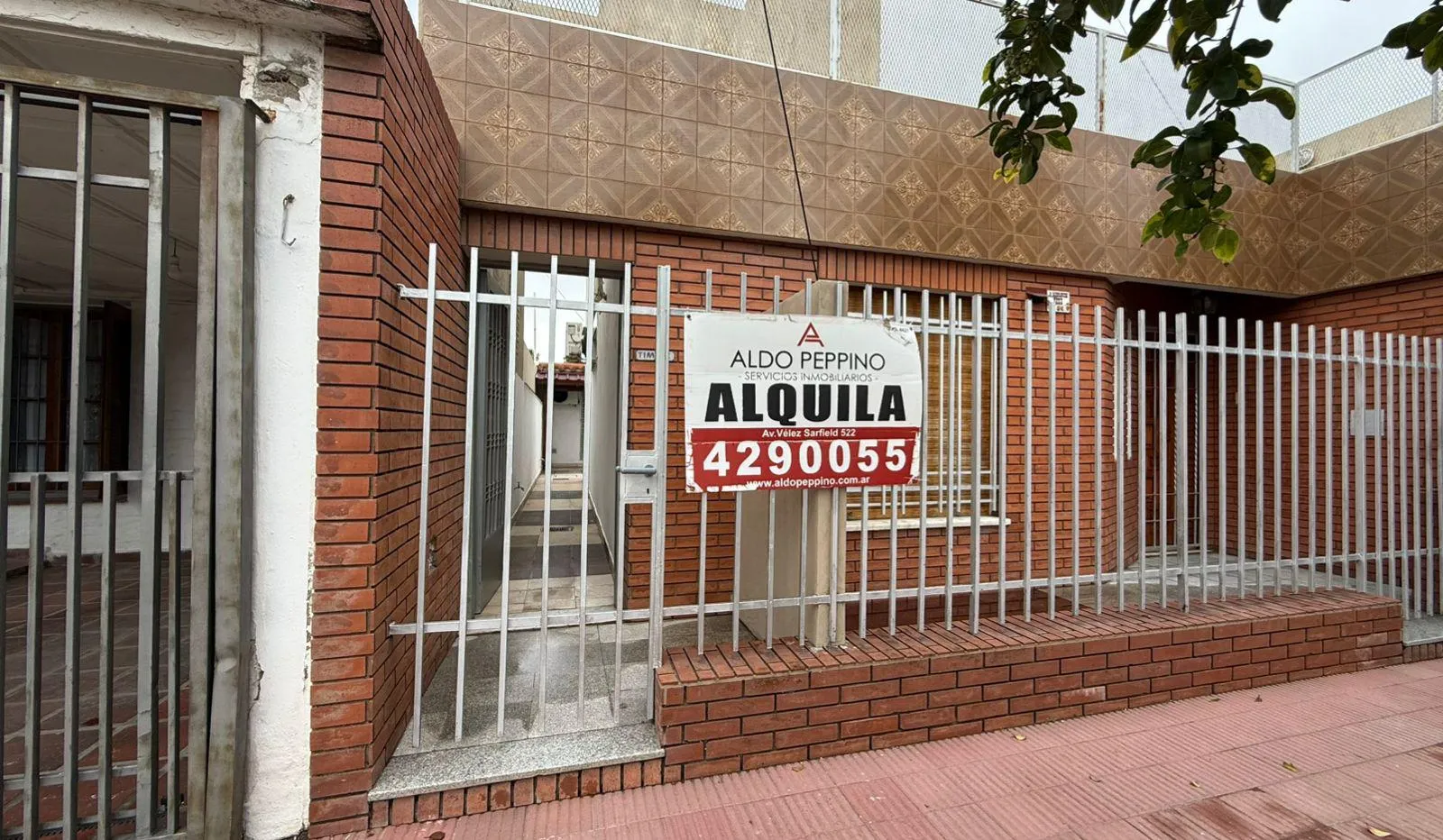 CASA DE 2 DORMITORIOS Y MEDIO SIN COCHERA EN ALQUILER - LOS PLATANOS
