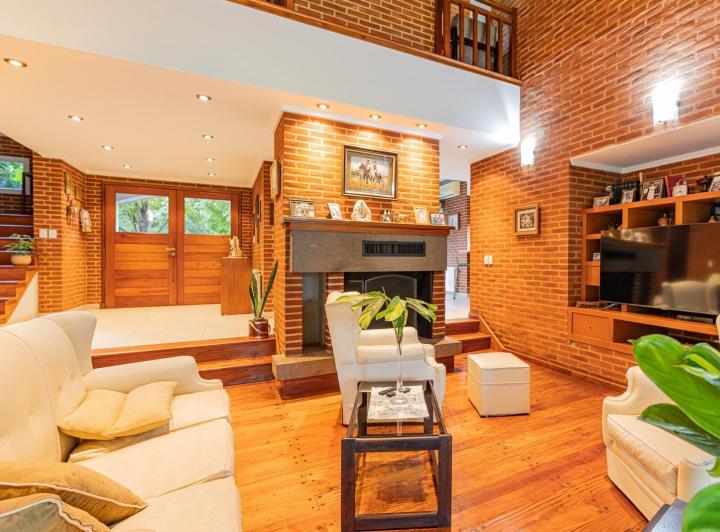 Casa · 268m² · 4 Dormitorios · 2 Cocheras