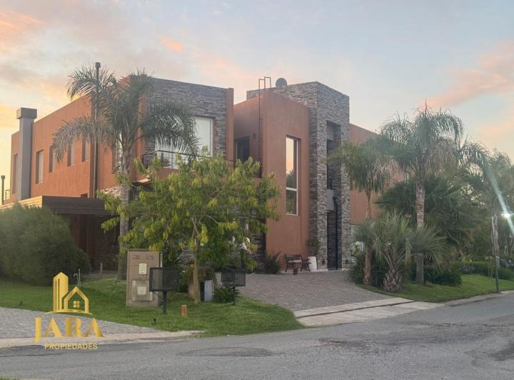 Casa · 420m² · 8 Ambientes · 3 Cocheras