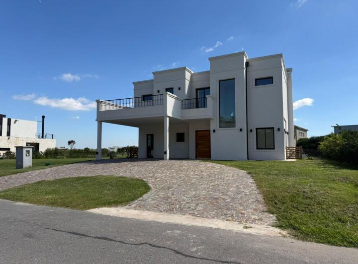 Casa · 292m² · 6 Ambientes · 4 Cocheras