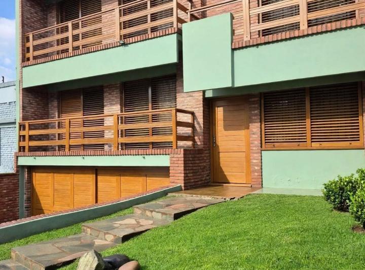 Casa · 300m² · 5 Ambientes · 2 Cocheras