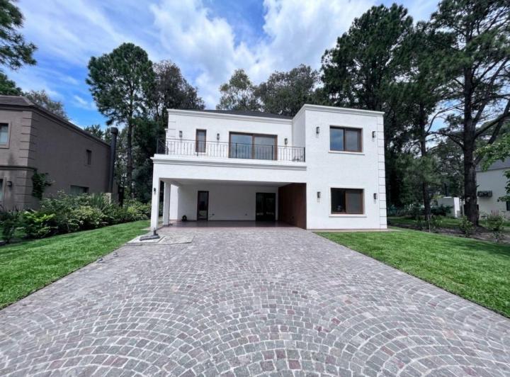 Casa · 370m² · 6 Ambientes · 3 Cocheras