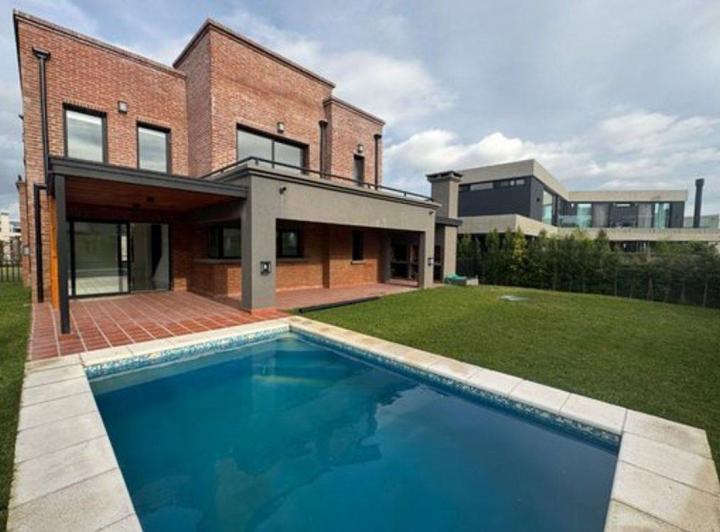 Casa · 261m² · 4 Ambientes · 2 Cocheras