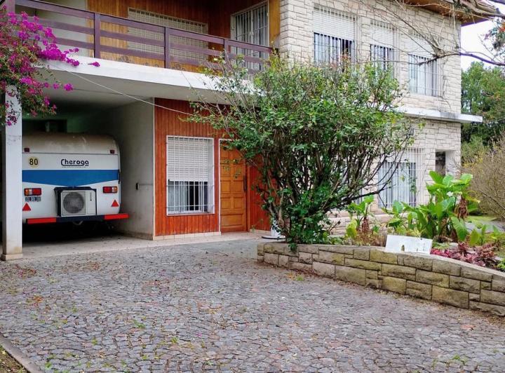 Casa · 490m² · 8 Ambientes · 3 Cocheras