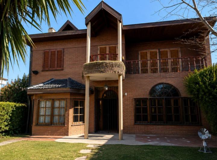 Casa · 259m² · 6 Ambientes · 1 Cochera
