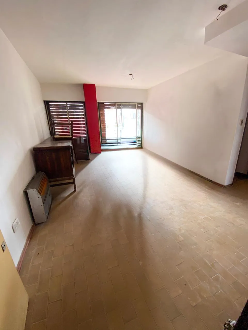Departamento dos dormitorios con balcón a reciclar