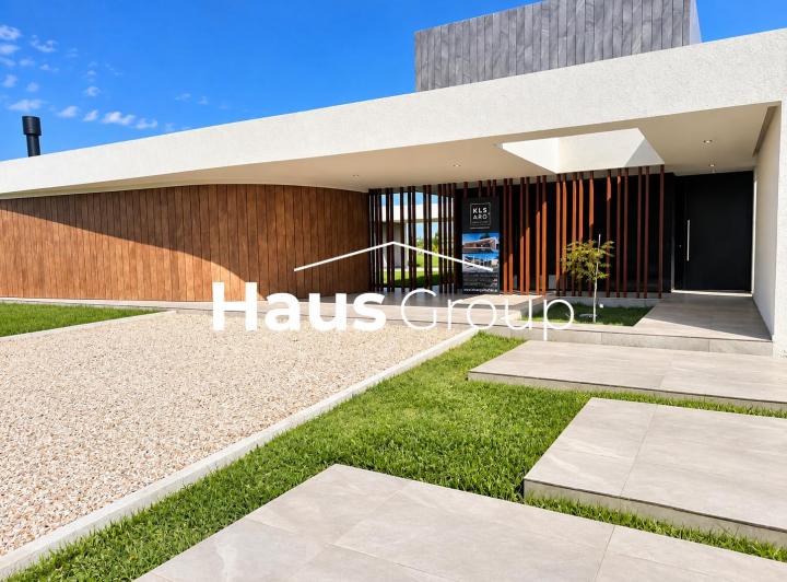 Casa · 254m² · 5 Ambientes · 2 Cocheras