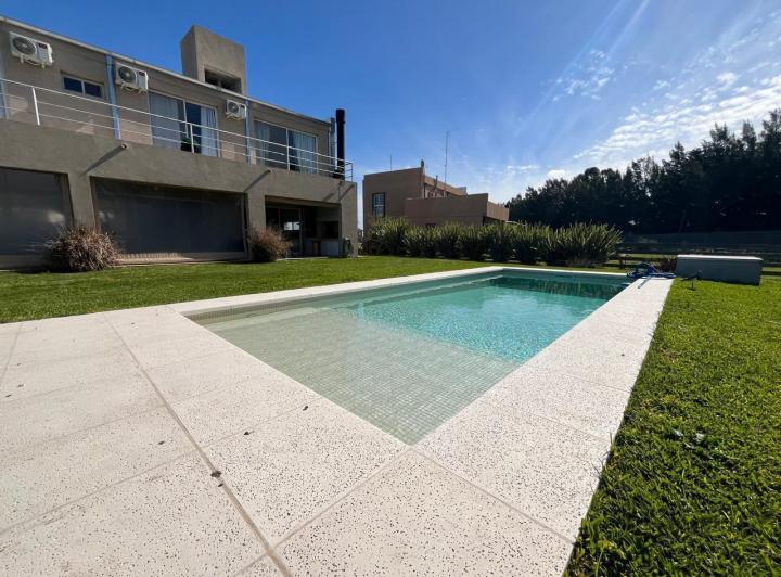 Casa · 240m² · 5 Ambientes · 4 Cocheras