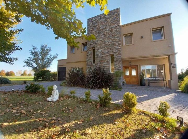 Casa · 275m² · 5 Ambientes · 2 Cocheras