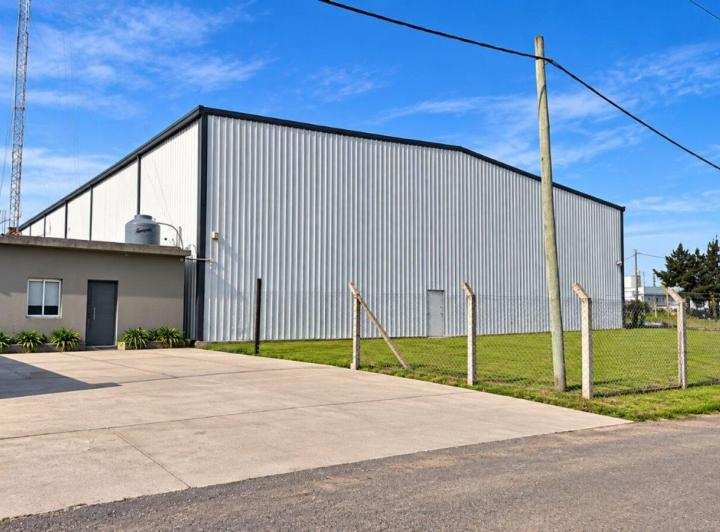 Bodega-Galpón · 1296m² · 4 Cocheras