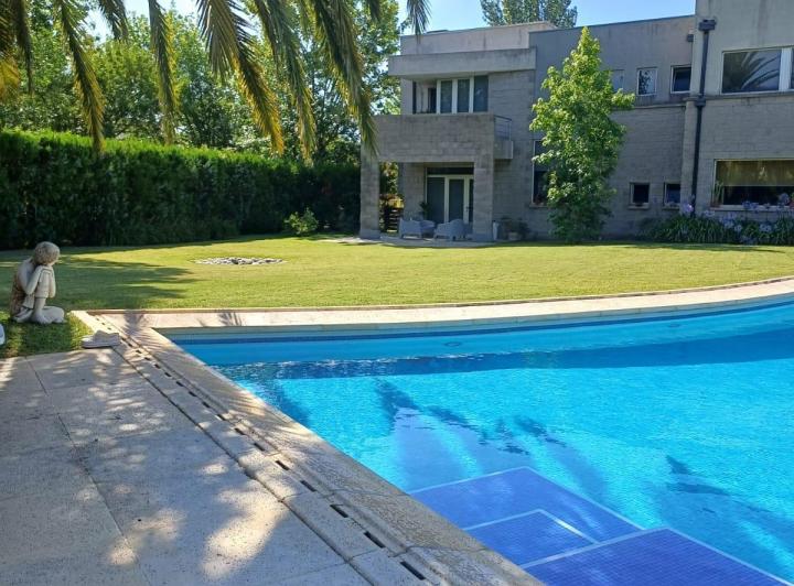 Casa · 338m² · 7 Ambientes · 2 Cocheras