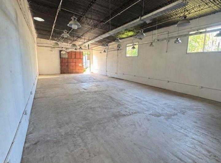 Bodega-Galpón · 140m² · 2 Ambientes · 3 Cocheras