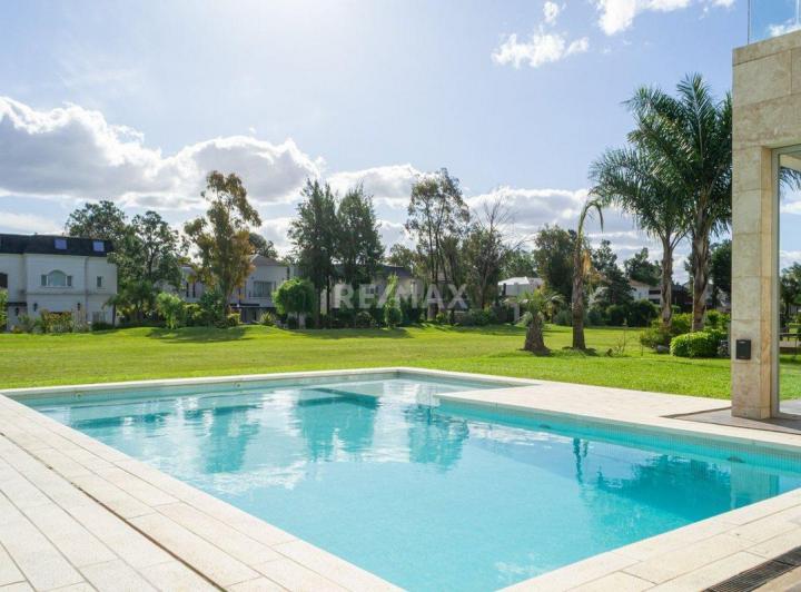 Casa · 357m² · 7 Ambientes · 4 Cocheras