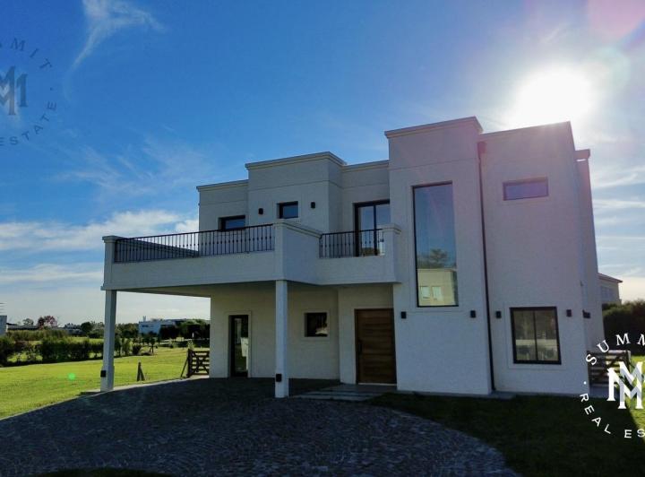 Casa · 285m² · 6 Ambientes · 4 Cocheras