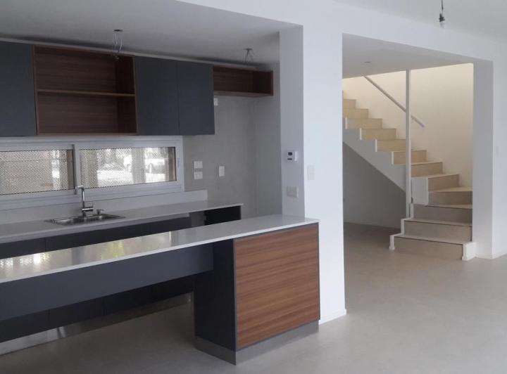Casa · 140m² · 4 Ambientes · 2 Cocheras