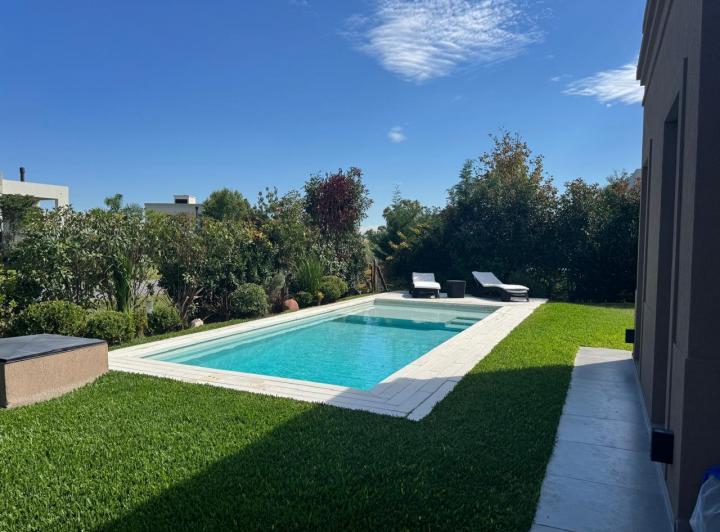 Casa · 210m² · 6 Ambientes