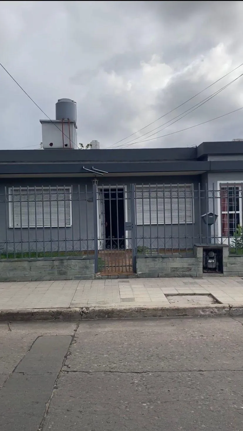 Vende casa de 3 dormitorios en barrio los Naranjos