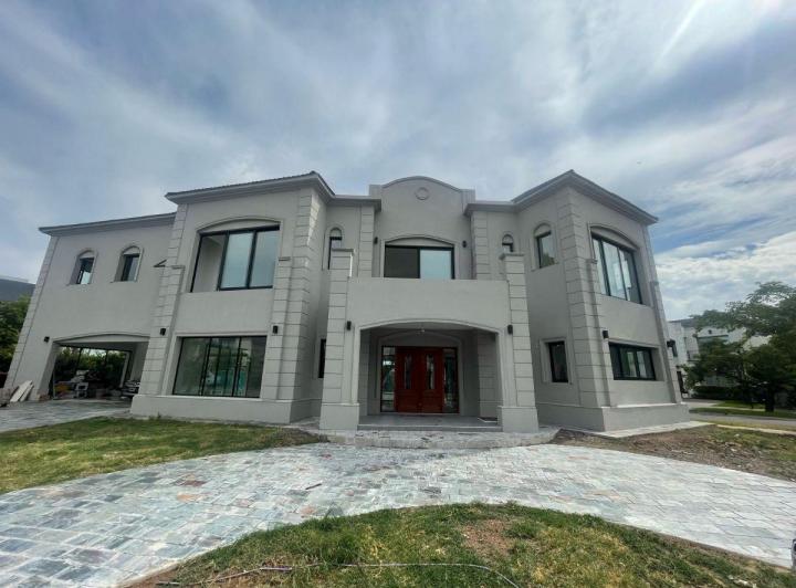 Casa · 364m² · 6 Ambientes
