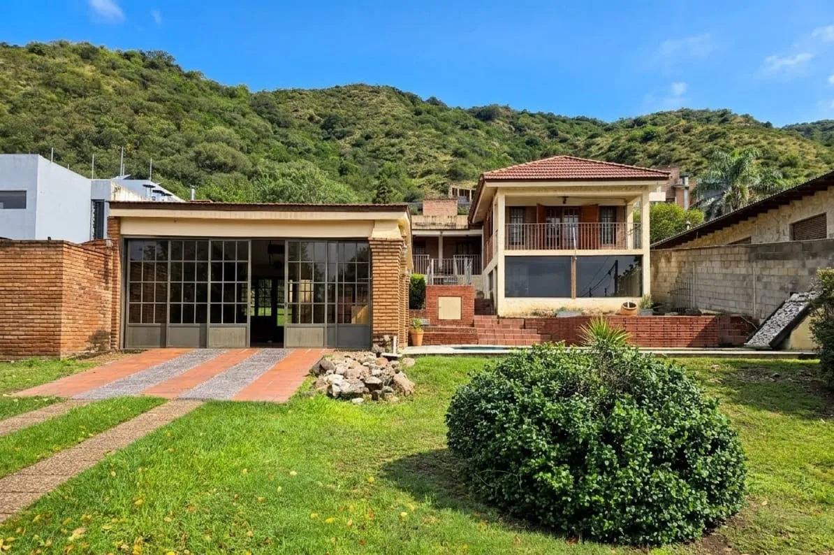 CASA CENTRICA CON PISCINA EN CARLOS PAZ