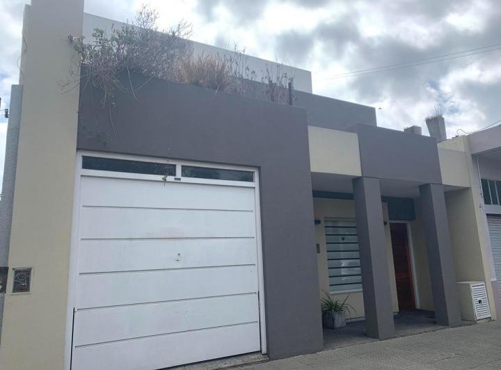 Casa · 180m² · 4 Ambientes · 1 Cochera