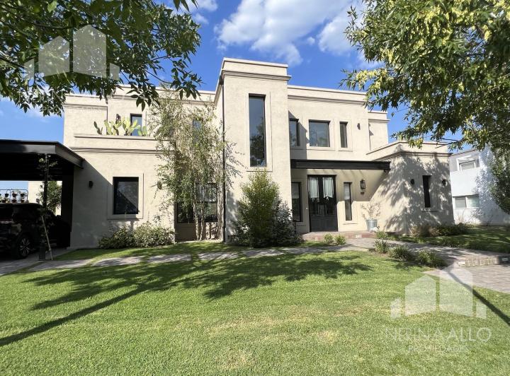 Casa · 300m² · 5 Ambientes · 2 Cocheras
