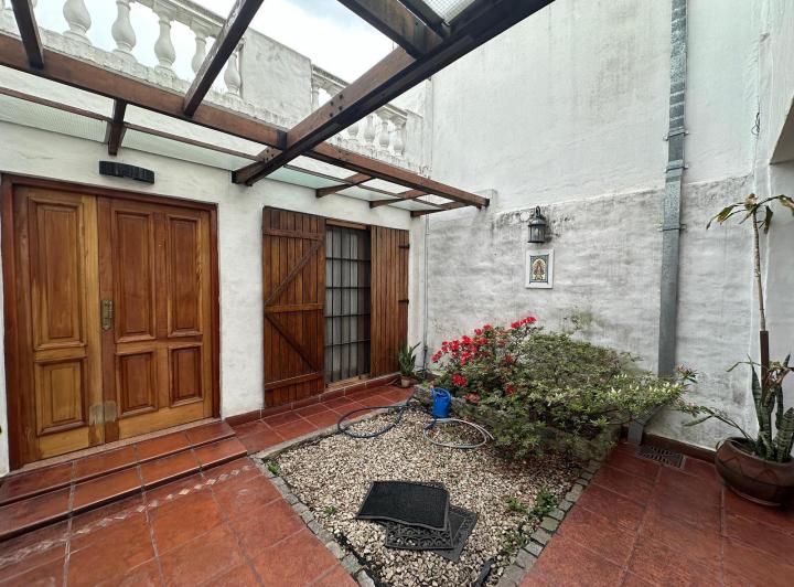 Casa · 244m² · 7 Ambientes · 2 Cocheras