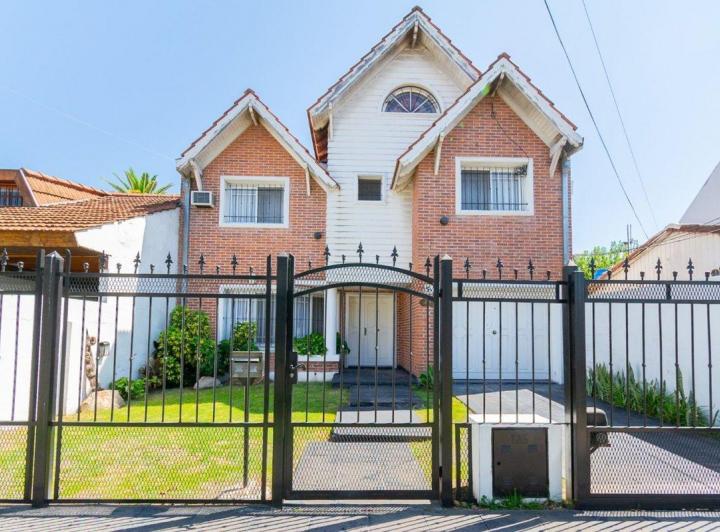 Casa · 200m² · 4 Ambientes · 1 Cochera
