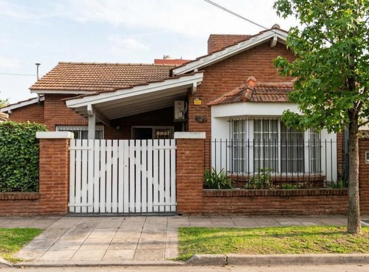 Casa · 110m² · 5 Ambientes · 2 Cocheras