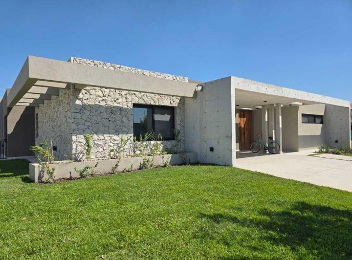 Casa · 219m² · 5 Ambientes · 2 Cocheras