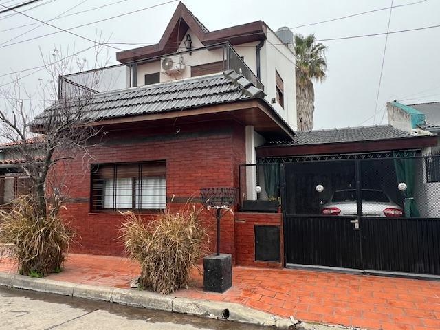 Casa · 200m² · 4 Ambientes · 1 Cochera