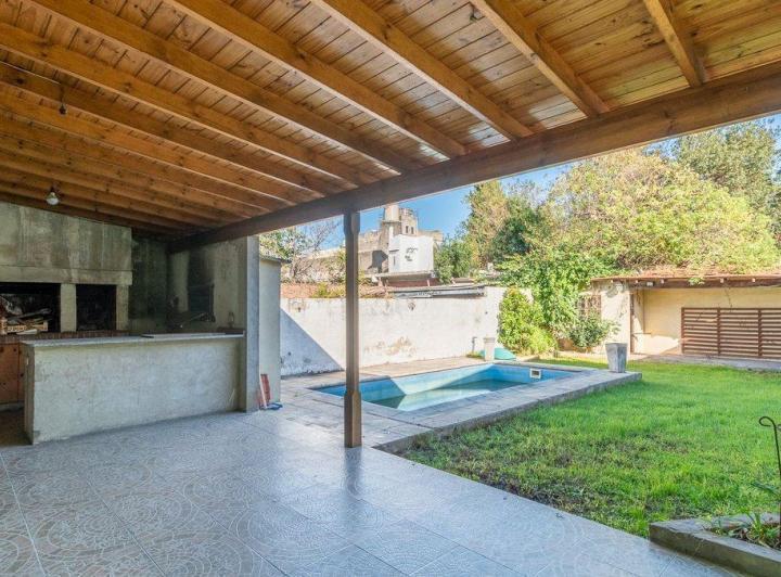 Casa · 230m² · 5 Ambientes · 4 Cocheras