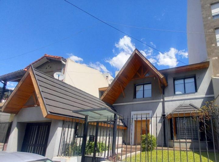 Casa · 260m² · 4 Ambientes · 2 Cocheras