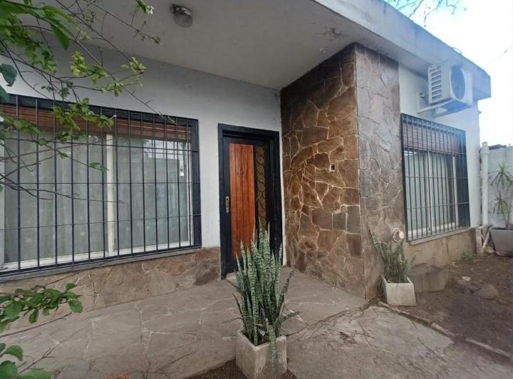 Casa · 70m² · 3 Ambientes · 6 Cocheras