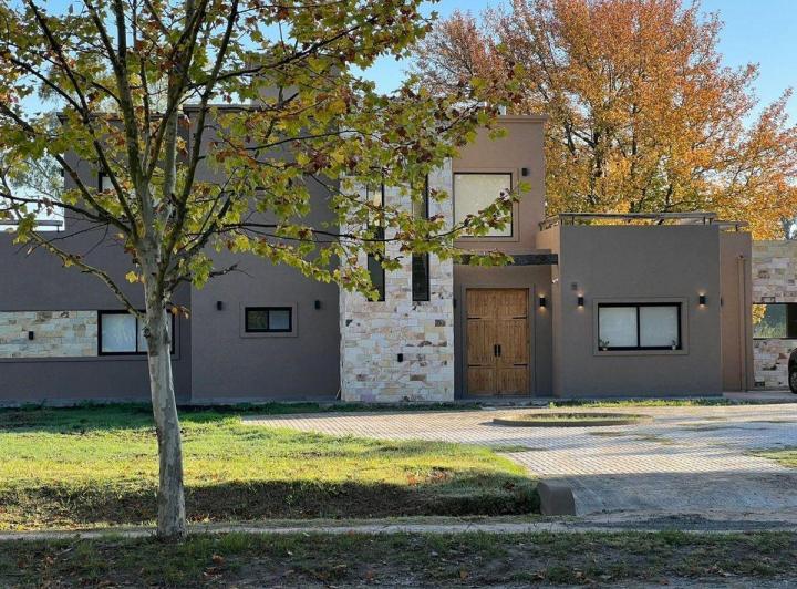 Casa · 181m² · 5 Ambientes · 2 Cocheras