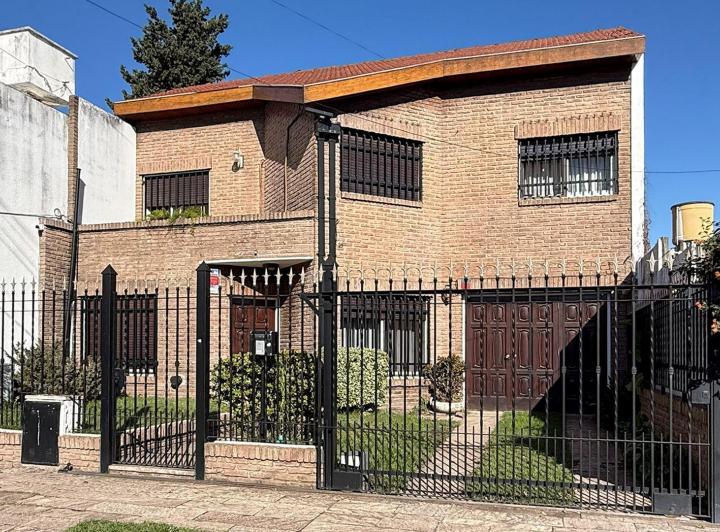Casa · 195m² · 4 Ambientes · 2 Cocheras